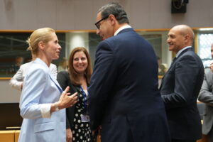 900 milionë euro