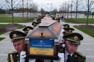 Ukraina varros ushtarët e panjohur ndërsa