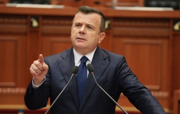 parti e përdhunuar nga protesta.