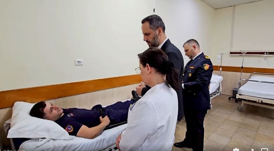 Lamallari e Hita vizitojnë policët e