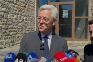 në përputhje me vlerat e