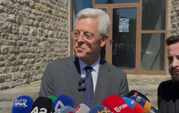 në përputhje me vlerat e