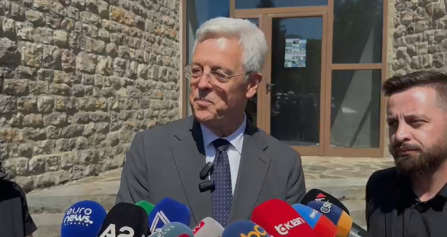 në përputhje me vlerat e