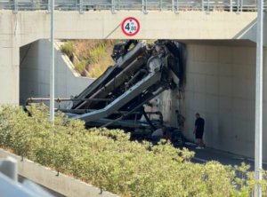 Si betonierja çau gardhin metalik te mbikalimi i TEG dhe zuri poshtë makinën  Humb jetën shoferi  një i plagosur