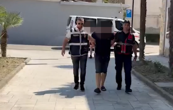 “arrest në shtëpi” dhe shkuan