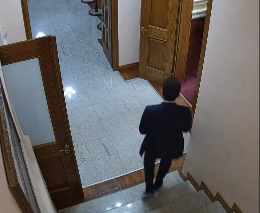 Rrëmbeu dokumentin sekret dhe iku me