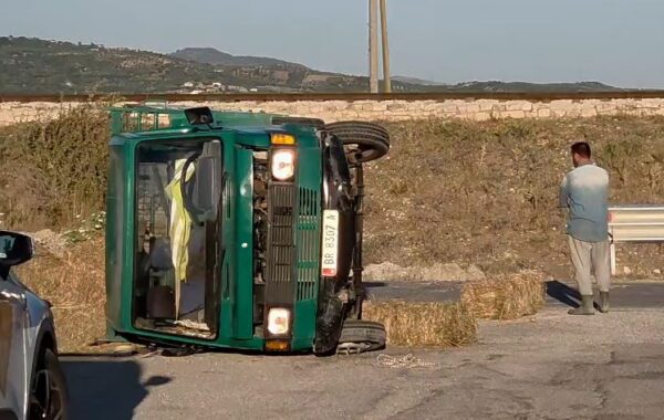 Dy mjete përplasen në Fier, përmbyset
