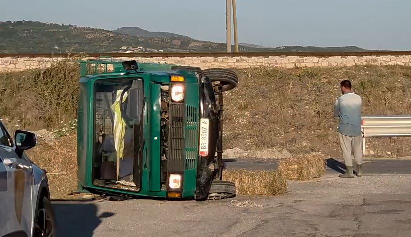 Dy mjete përplasen në Fier, përmbyset