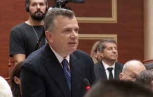 Ndryshimet në  Ligjin për Turizmin   Balla  Të pezullohen punimet e ndërtimeve gjatë sezonit turistik  Yjet e hoteleve sipas standardeve  jo me vetëshpallje të pronarëve