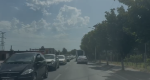 Fundjava sjell kaos në rrugë  bllokohet aksi Lezhë Shëngjin nga fluksi i automjeteve