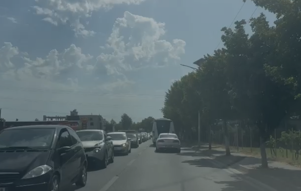 Fundjava sjell kaos në rrugë, bllokohet