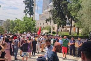Protesta po shkon fiks aty ku
