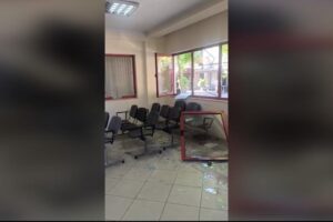 Gurë e xhama kudo, dritare e