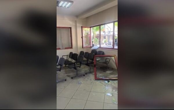 Gurë e xhama kudo, dritare e