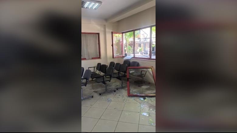 Gurë e xhama kudo, dritare e