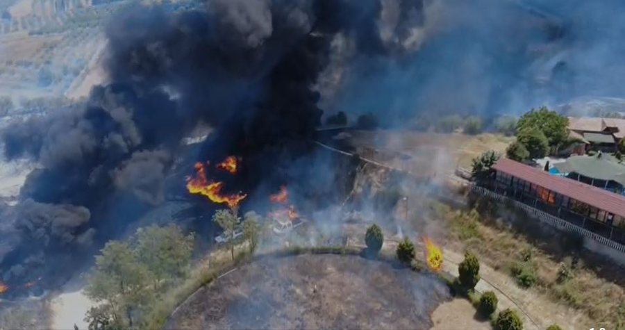 Përkeqësohet situata nga zjarri në
