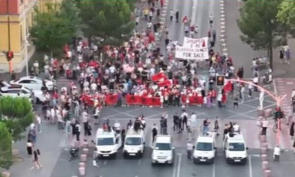 Pse “liderët” e protestës paralajmërojnë burg sipas ligjit të “sufllaqes”