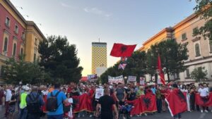 Protesta në ditën e 43 të  qytetarët marshojnë drejt Kryeministrisë