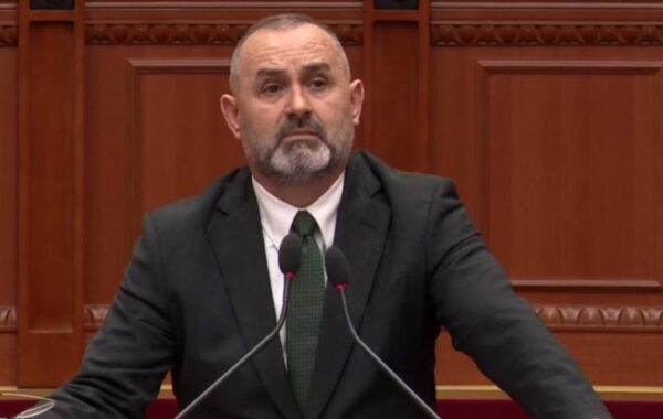 Ndize kamerën edhe për
