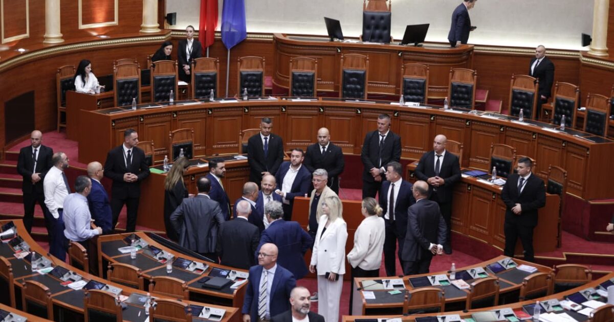 Avokatit të Popullit