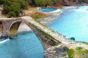 Ura, mes historisë dhe Kohës së