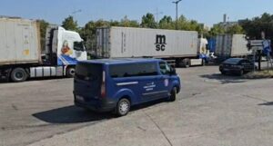Aksident në portin e Durrësit  drejtuesi i një furgoni përplaset nga kamioni  transportohet në spital