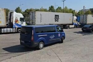 në portin e Durrësit,