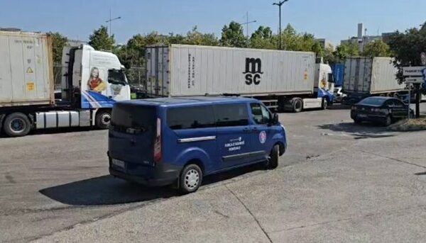 në portin e Durrësit,