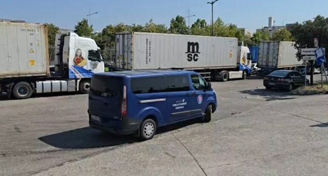 në portin e Durrësit,