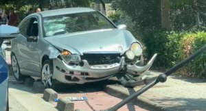 Përplasen dy makina në unazën e Patosit  plagoset bashkëshortja dhe fëmijët e një prej drejtuesve