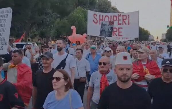 61 ditë protestë, qytetarët marshojnë sërish