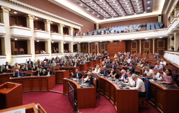 Sot, seancë maratonë në Kuvend. Shtatë