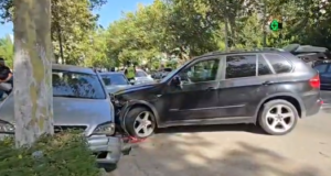 Aksident në Unazën e Fierit  BMW del nga rruga dhe përplaset me dy makina të parkuara  plagoset drejtuesi