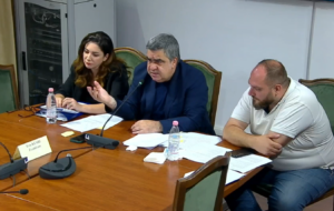 4 3 mln euro për koncertin e Kanye west  Gonxhja  Anulimi do dëmtonte ekonominë dhe imazhin e vendit  Eventi i Jennifer Lopez u refuzua  kërkoi 2 mln euro garanci për shkak të protestave