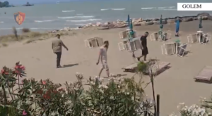 Operacioni  Plazhi i lirë   policia heq qindra çadra e shezlongë pa leje në Golem  VIDEO 