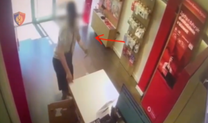Mori me forcë xhiron ditore në një dyqan  arrestohet 37 vjeçari në Durrës  VIDEO 