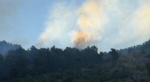 Ndërhyhet nga ajri me helikopter për shuarjen e zjarrit në malin e Shëngjinit  ulet intensiteti i flakëve