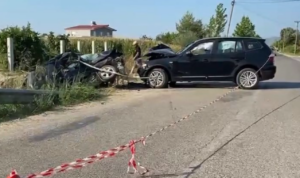 Aksident i rëndë në Çermë Divjakë  humb jetën 39 vjeçari  plagosen 5 persona  mes tyre 3 fëmijë