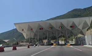Tuneli i Llogarasë vijon të jetë pa pagesë  drejtuesit e mjeteve kalojnë falas
