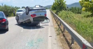 Makina përmbyset pas përplasjes në aksin Lushnjë Berat  6 të plagosur  mes tyre 3 fëmijë  VIDEO 