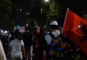 Dita e 57 të e protestës  qytetarët marshim në rrugët e Tiranës  Nesër mblidhen para Parlamentit  VIDEO 