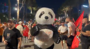  Larg duart nga e ardhmja   panda maskot i bashkohet protestës në ditën e 40 të  VIDEO 