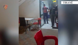 Baste sportive të paligjshme dhe cannabis në lokal  dy të arrestuar në Tiranë  VIDEO 