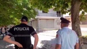 Plagosi komshiun me thikë për motive banale  detaje nga ngjarja në Korçë  identifikohen autori dhe i plagosuri