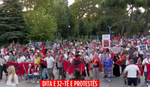 Me pankarta dhe flamuj në duar  qytetarët nisin marshimin drejt Kryeministrisë