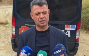 Vrasja në Roskovec  drejtori i policisë Fier  Autori nuk pranon të dorëzohet  u bë i mundur lirimi i vajzës