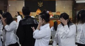 U përfshinë në një rrjet trafikimi të 34 foshnjave  19 të dënuar në Indonezi