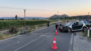 Aksident në Kosmaç të Shkodrës  përplasen dy automjete  njëri përfundon në kanalin anësor
