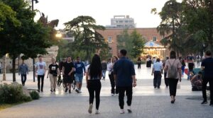 57  e shqiptarëve thonë se të ardhurat u mjaftojnë vetëm për nevojat minimale