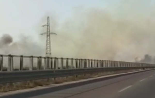 pranë autostradës